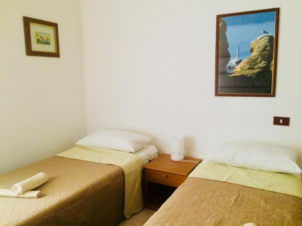 A Due Passi Rooms Ла-Маддалена Экстерьер фото